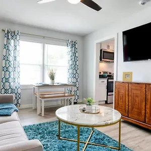 2br 1ba Duplex House King Beds Great For Small Groups Close To Uptown Attractions Apartment